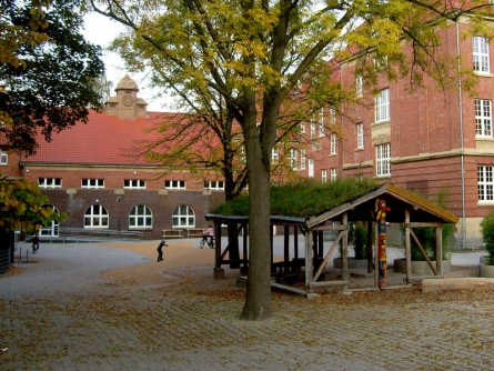 Minister: Eltern sollen Kinder nicht mit Auto zur Schule bringen