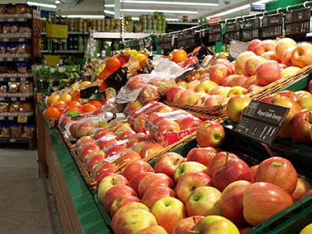 Obsttheke in einem Supermarkt, über dts Nachrichtenagentur