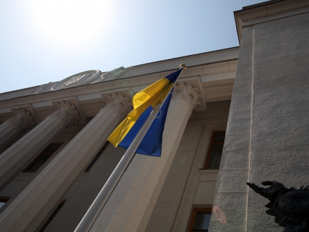Ukrainische Flagge vor dem Parlament in Kiew, über dts Nachrichtenagentur