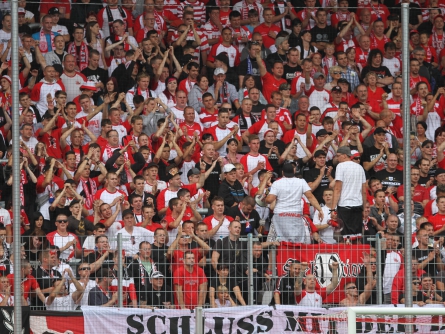 NRW-Innenminister für Alkoholverbot in Stadien bei Hochrisikospielen