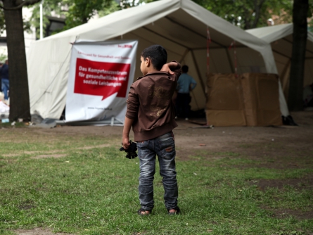 Flüchtlinge an einer Aufnahmestelle, über dts Nachrichtenagentur