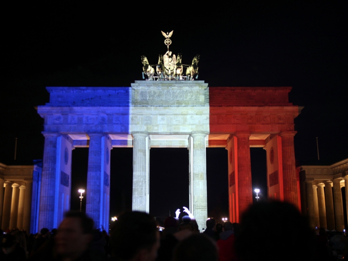 Brandenburger Tor in Farben der Trikolore, über dts Nachrichtenagentur