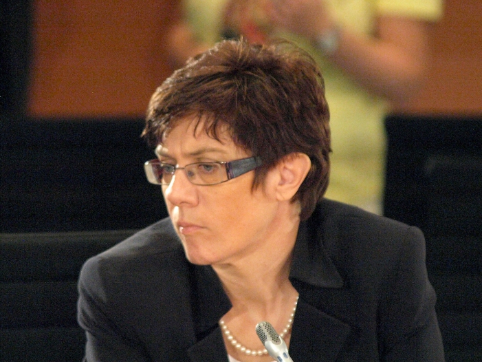 Kramp-Karrenbauer sieht Merkels Flüchtlingspolitik in Gefahr