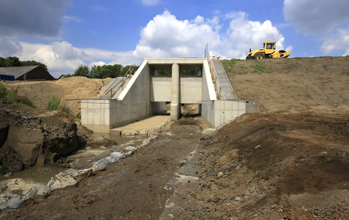 Goldhammer Bach fließt durch neues Hochwasserrückhaltebecken
