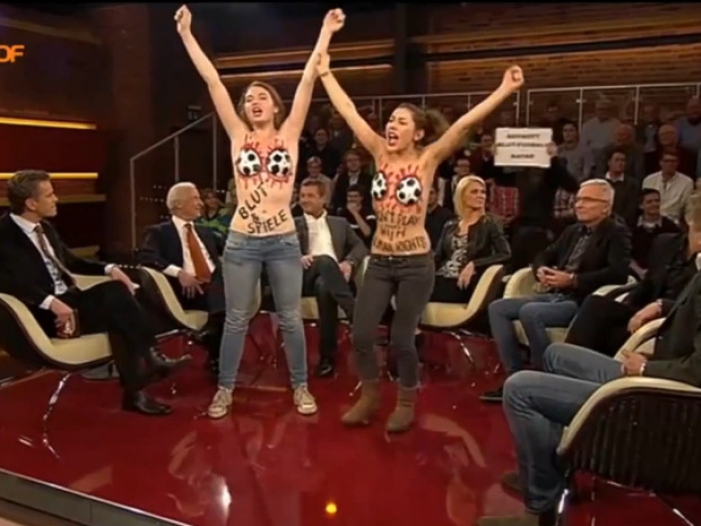 Nackt-Protest bei Markus Lanz am 11.12.2013, ZDF-Fernsehbild, über dts Nachrichtenagentur