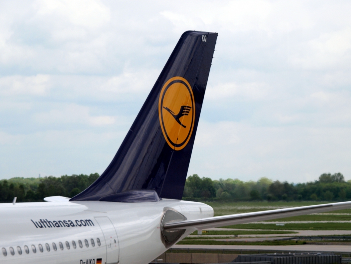 Lufthansa-Maschine am Flughafen, über dts Nachrichtenagentur