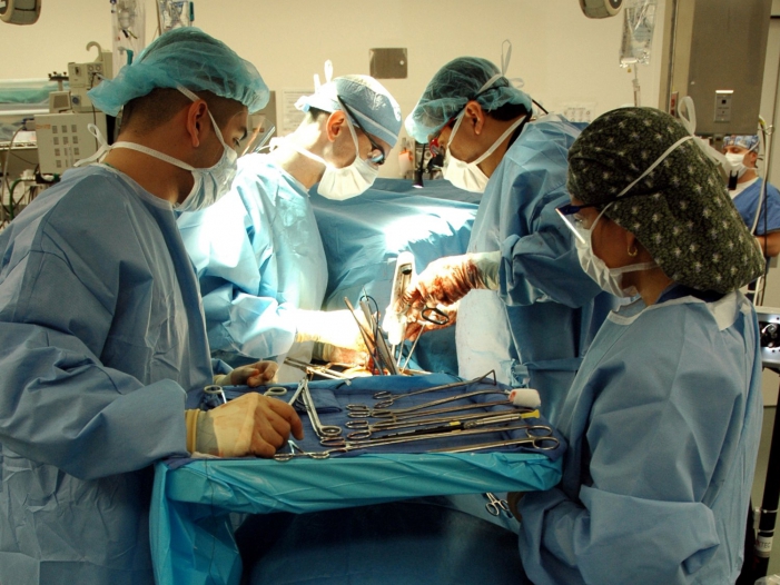 Ärzte bei einer Operation, über dts Nachrichtenagentur