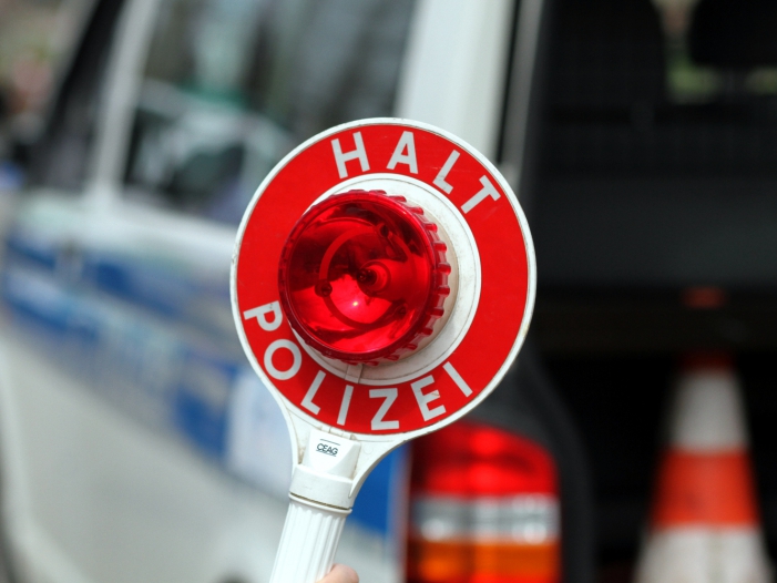 Halt-Stopp-Schild der Polizei bei einer Verkehrskontrolle, über dts Nachrichtenagentur