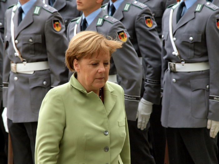 Angela Merkel vor Bundeswehr-Soldaten, über dts Nachrichtenagentur
