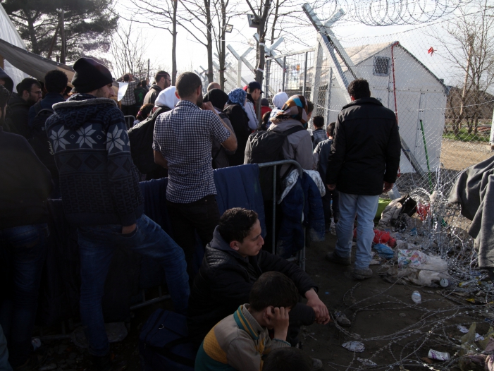 Flüchtlinge auf der Balkanroute vor einer Grenzkontrolle, über dts Nachrichtenagentur