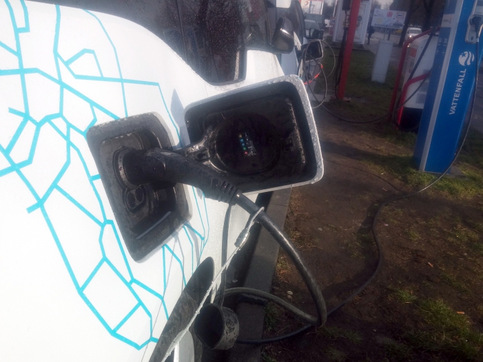 Elektroauto an einer Strom-Tankstelle, über dts Nachrichtenagentur