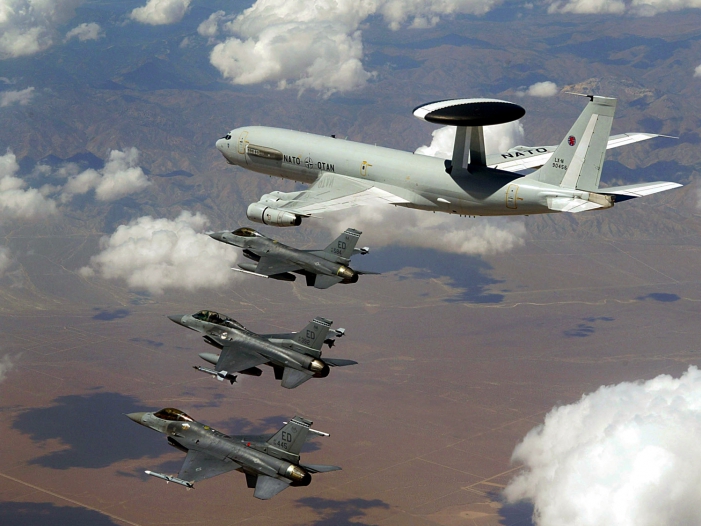 AWACS-Aufklärer Boeing E-3 der NATO mit F-16-Kampfjets, über dts Nachrichtenagentur