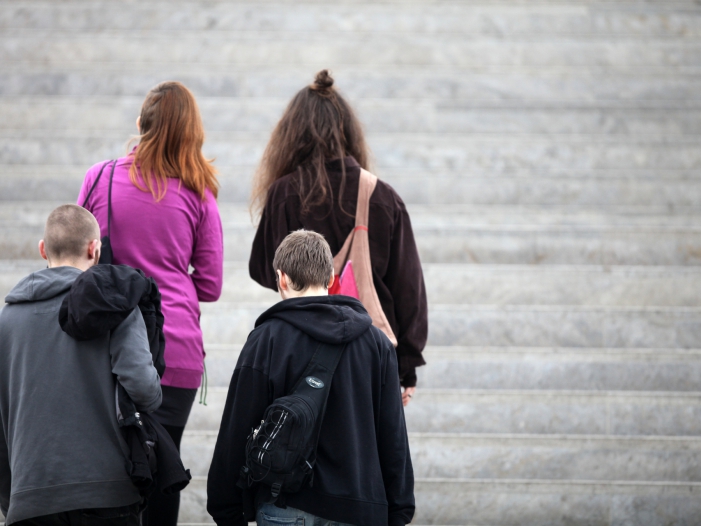 Vier junge Leute auf einer Treppe, über dts Nachrichtenagentur