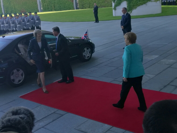 Britische Premierministerin in Berlin eingetroffen