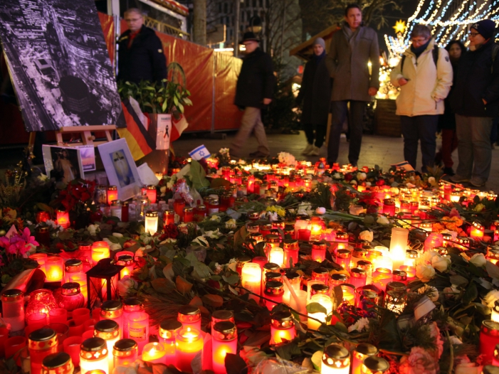 Gedenkkerzen am Breitscheidplatz, über dts Nachrichtenagentur
