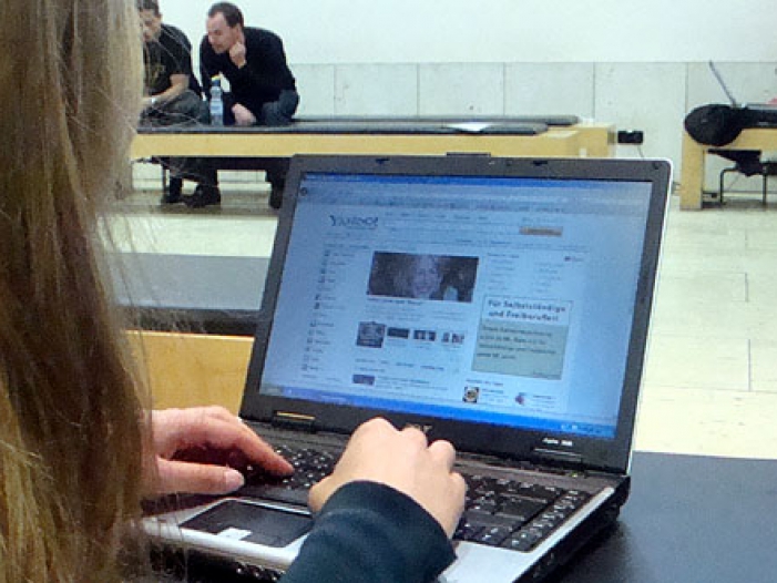 Internet-Nutzerin vor dem Computer, über dts Nachrichtenagentur