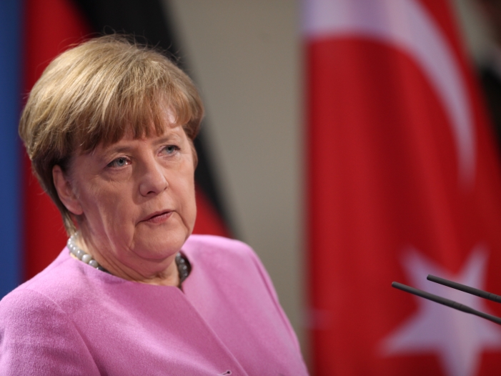 Angela Merkel vor einer Flagge der Türkei, über dts Nachrichtenagentur