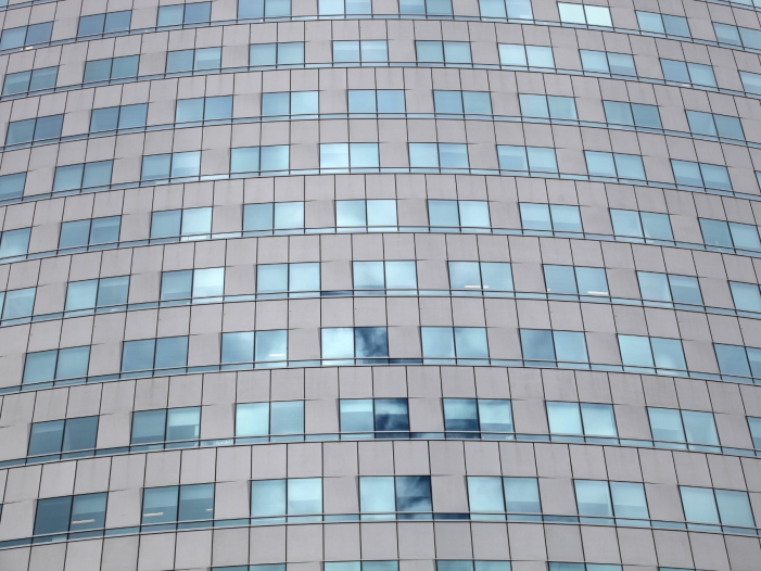 Glasfassade an einem Bürohaus, über dts Nachrichtenagentur