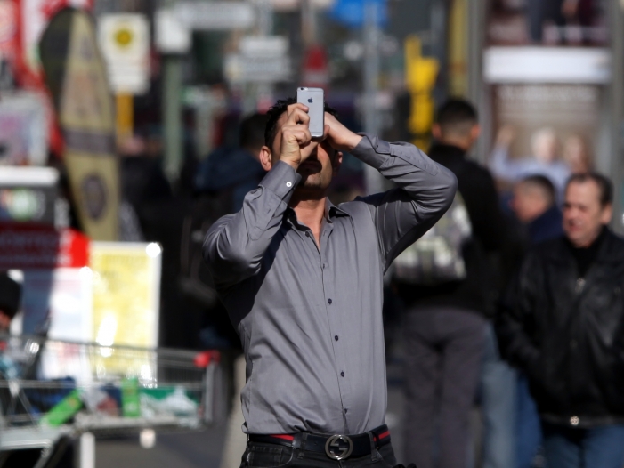 Mann mit Smartphone, über dts Nachrichtenagentur