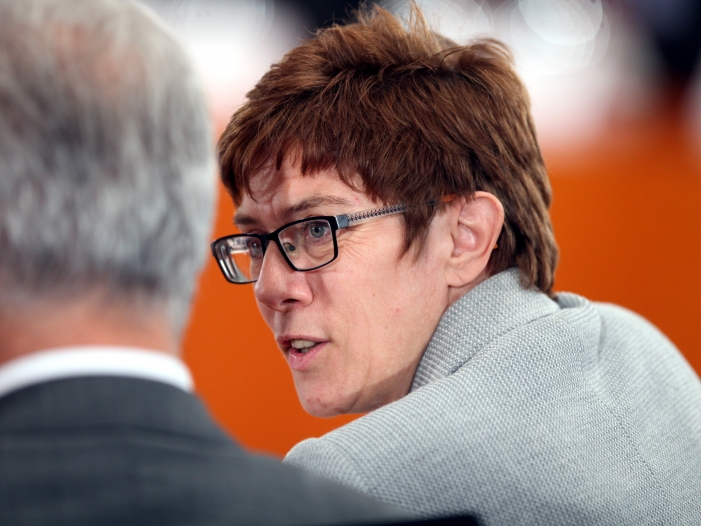 Kramp-Karrenbauer lehnt Große Koalition ohne Angela Merkel ab Kramp-Karrenbauer lehnt Große Koalition ohne Angela Merkel ab