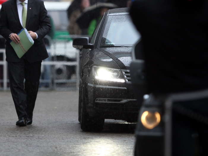 Ministerien beschweren sich über Verbrauch von Hybrid-Dienstwagen Ministerien beschweren sich über Verbrauch von Hybrid-Dienstwagen