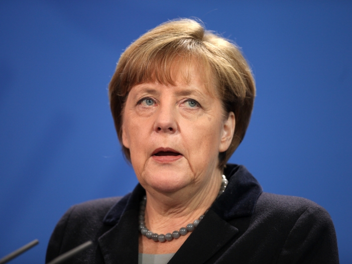 Roland Koch stärkt Merkel den Rücken
