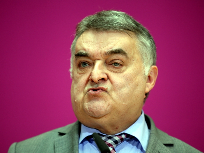 Reul: Gewalt gehört zur Lebenswirklichkeit von Helfern