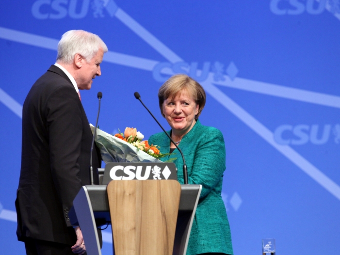 Seehofer legt Zeitplan für Große Koalition vor Seehofer legt Zeitplan für Große Koalition vor