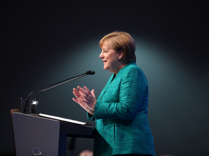 Merkel verteidigt Netzwerkdurchsetzungsgesetz Merkel verteidigt Netzwerkdurchsetzungsgesetz