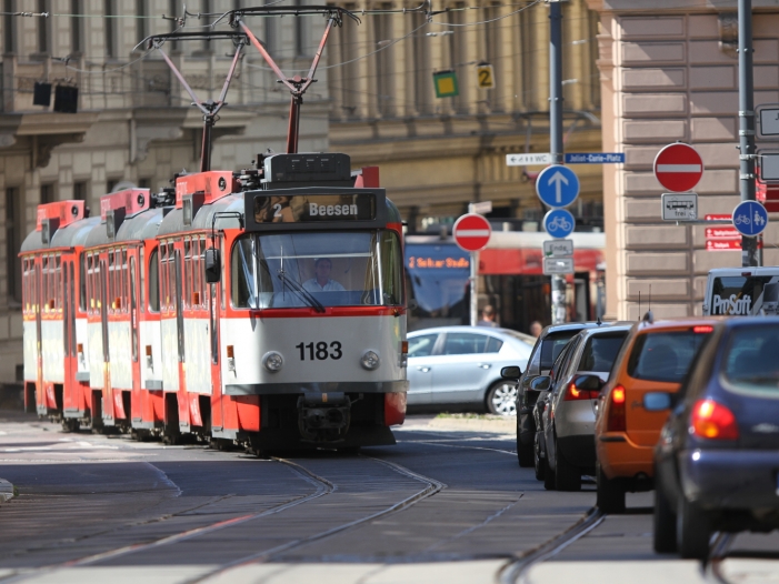 Grünen-Chefin fürchtet Jobverluste durch Verkehrspolitik Grünen-Chefin fürchtet Jobverluste durch Verkehrspolitik
