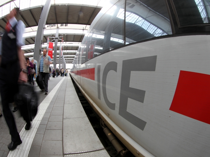 Mehrere Zwangsräumungen pro Woche: Bahn will neue ICEs bestellen