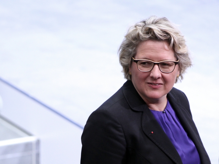 Bundesumweltministerin wirft Autoherstellern Rufschädigung vor