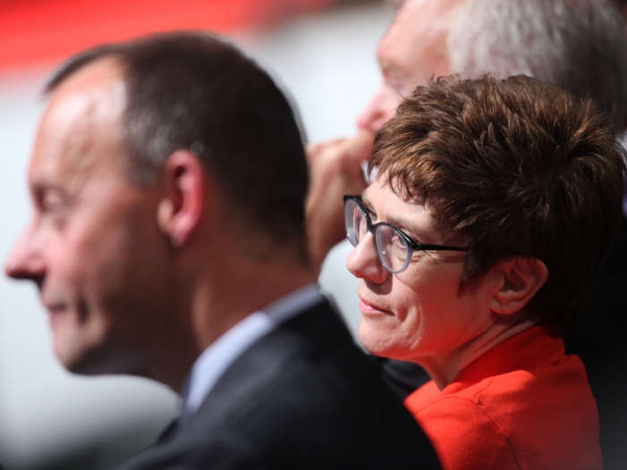 Kramp-Karrenbauer baut Vorsprung auf Merz aus