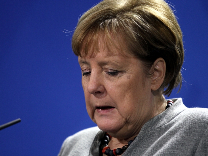 Merkel mahnt in Paris zu mehr Friedensbemühungen