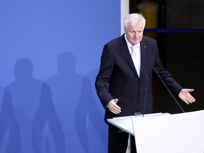 Seehofer: Abschiebungen nach Syrien werden geprüft Seehofer: Abschiebungen nach Syrien werden geprüft