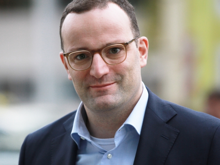 Spahn verspricht "vertrauensvolle" Kooperation mit Merkel Spahn verspricht "vertrauensvolle" Kooperation mit Merkel