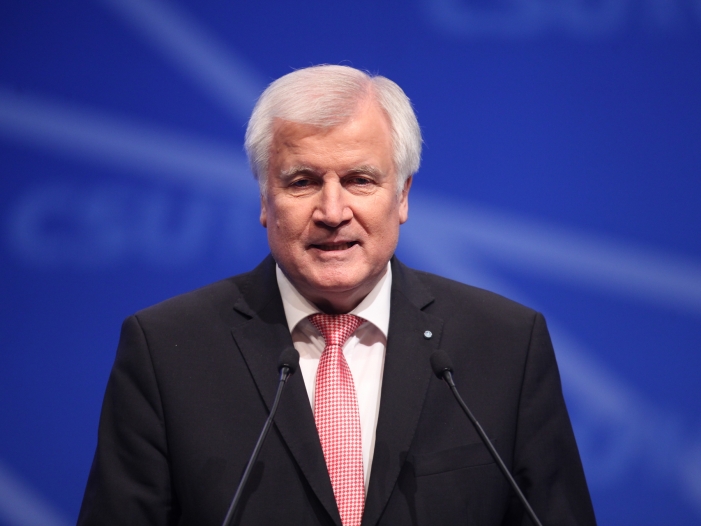 Merz stellt sich hinter Seehofers Flüchtlingspolitik von 2015