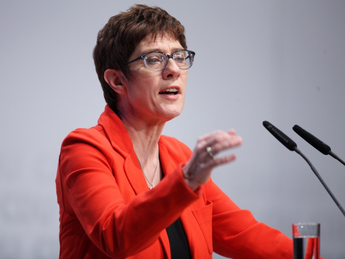 AKK bekräftigt Maaßen-Kritik
