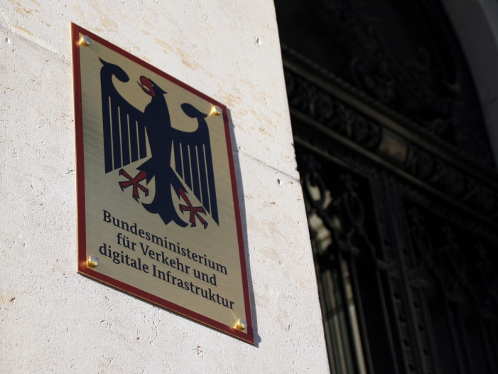 Maut-Verträge: Opposition erhöht Druck auf Verkehrsminister Maut-Verträge: Opposition erhöht Druck auf Verkehrsminister