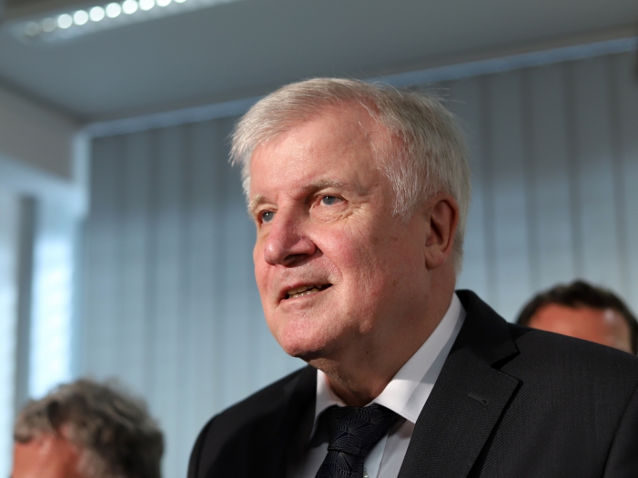 Seehofer warnt vor "Verrohung der Gesellschaft"