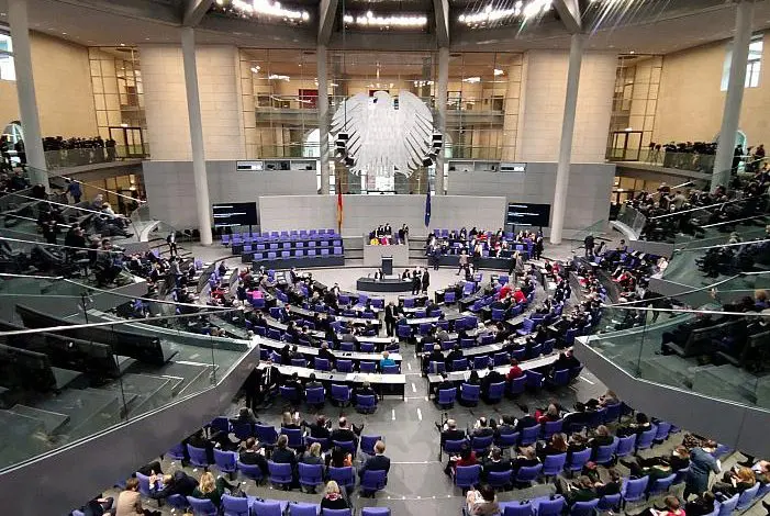 Bundestag führt 2G-Plus ein - Staatsrechtler sieht Probleme 