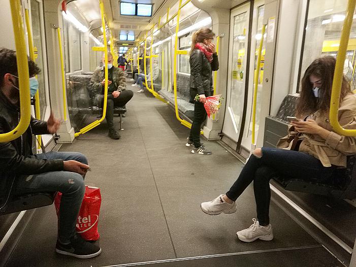 Jeder Zweite will freiwillig weiter Maske tragen