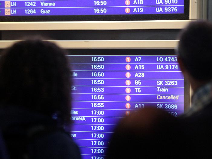 Passagiere vor Informationstafel am Frankfurter Flughafen, über dts Nachrichtenagentur