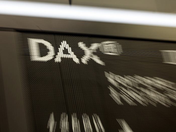 Dax rutscht über drei Prozent ab - Angst vor Bankenkrise bleibt