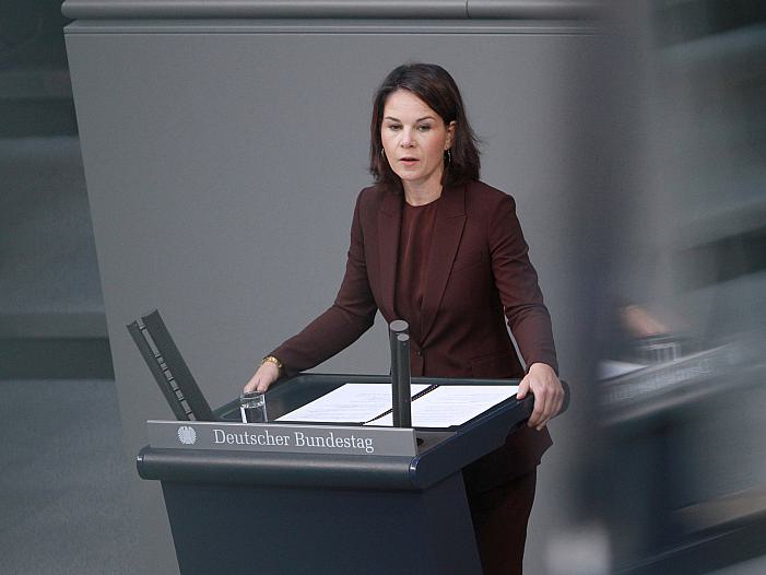 Bundestag streitet über China - Baerbock will mehr Unabhängigkeit