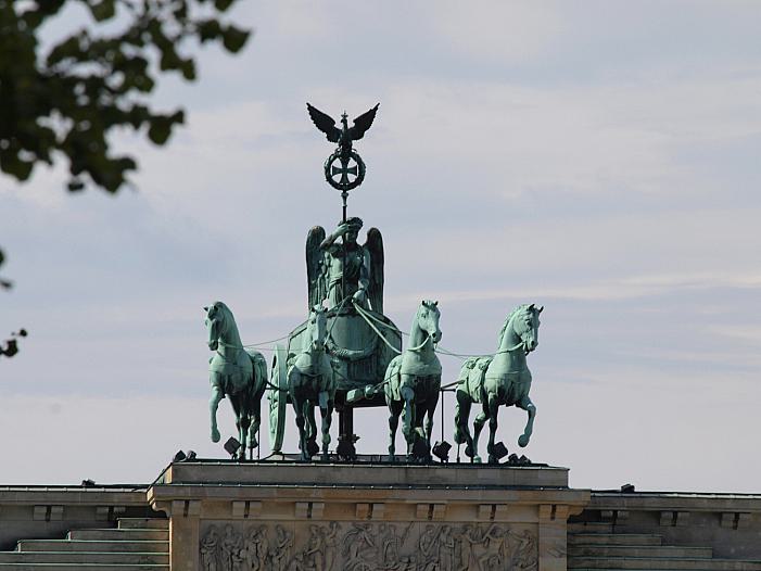 "Letzte Generation" besprüht Brandenburger Tor mit Farbe