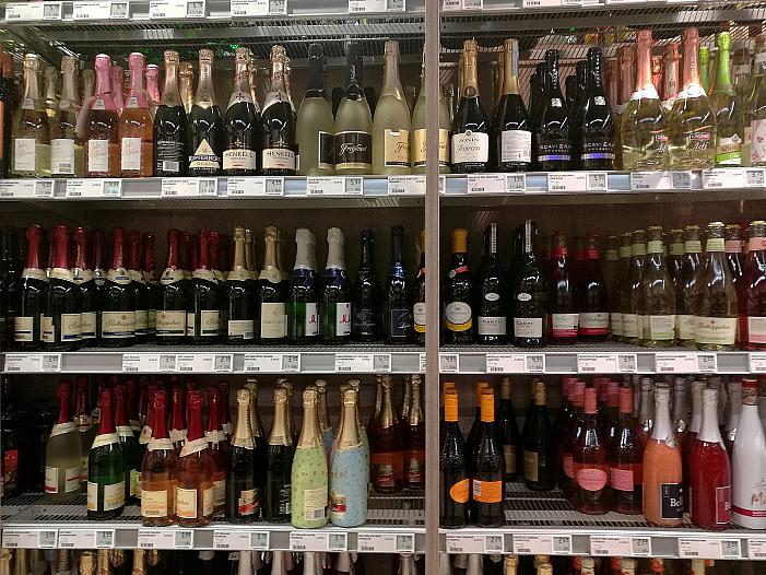 Grüne für Alkoholwerbeverbot und Alkoholverbot an Kassen