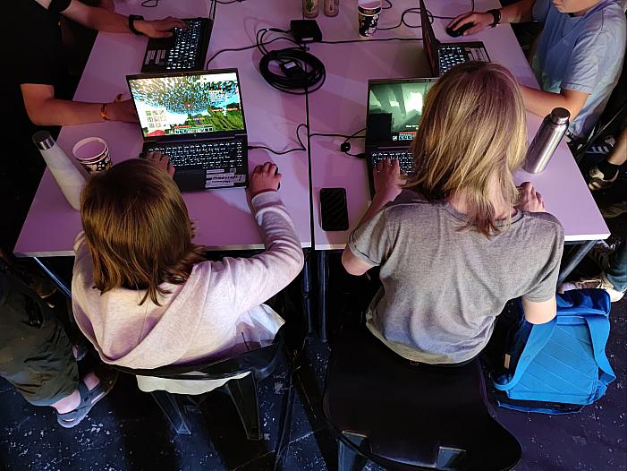 Studie: Kinder spielen mehr mit Medien als auf der Straße