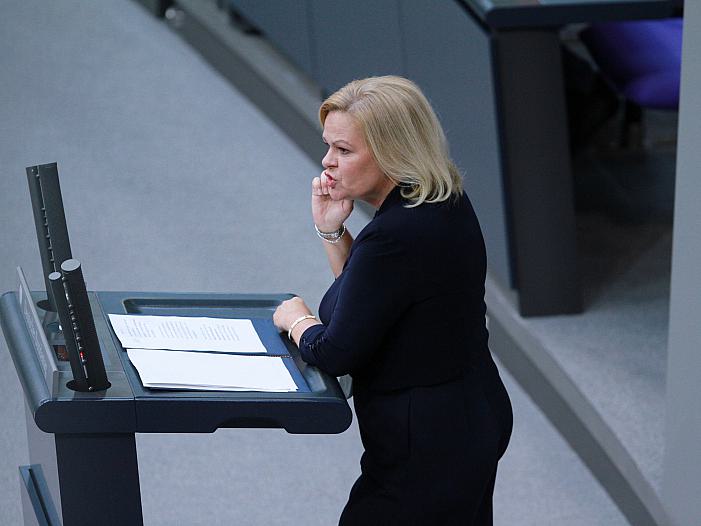 Faeser warnt vor wirtschaftlichem Schaden durch Extremismus