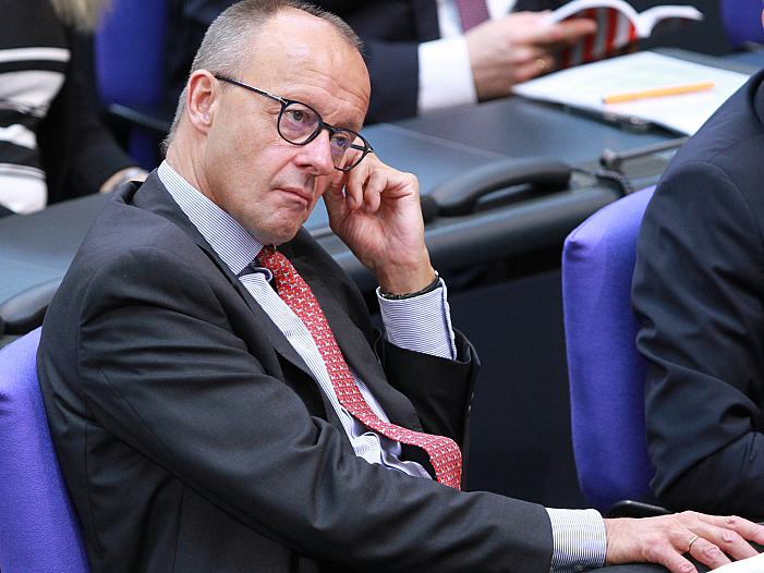 Reul reagiert genervt auf neue Debatte über Merz